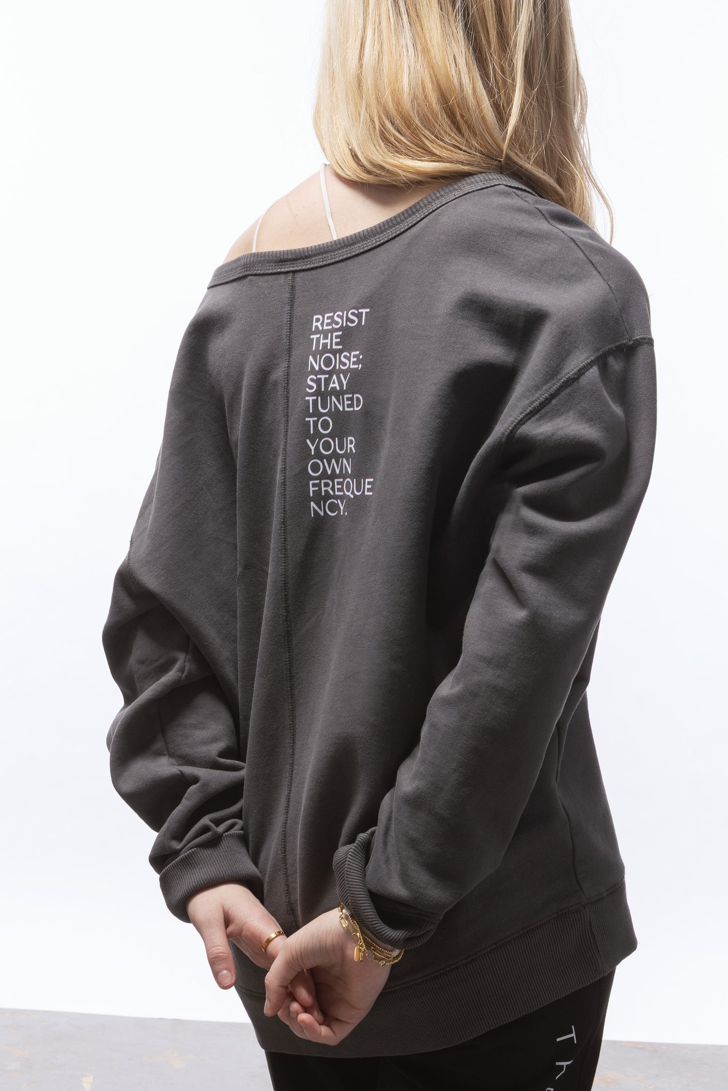 RESISTANCE BEACH WASH V-NECK SWEATSHIRT